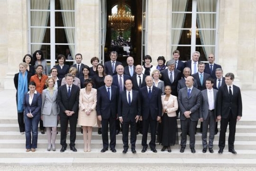 1703298_7_e2aa_la-photo-de-famille-du-gouvernement-ayrault_8f6b7515a840ff25d97de64f5bf19e1a.jpg