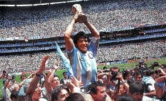 420px-Maradona_cup_azteca.jpg
