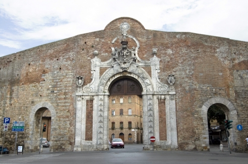 Porta_camollia_siena.jpg